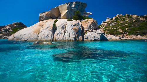 Felsen im Archipel von La Maddalena und das blaue Meer