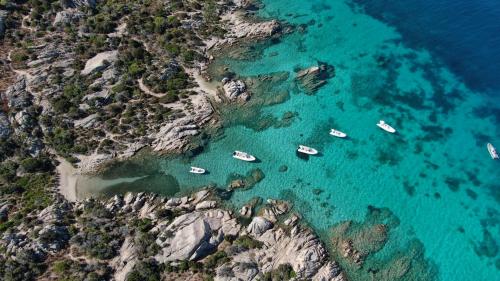 Schlauchboote im kristallklaren Meer des Archipels von La Maddalena