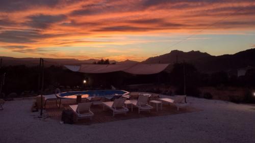 Schwimmbad und Zelte in der Natur Nordsardiniens bei Sonnenuntergang