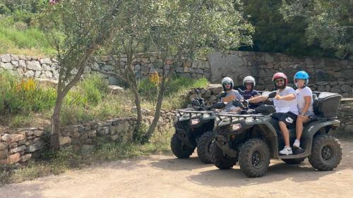 Gente divirtiéndose en quads en la zona de Baunei