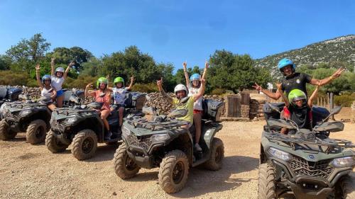 Gente feliz en quads en la meseta del Golgo