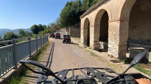 Paseo en quad por una carretera panorámica