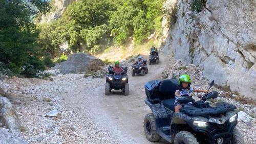 Quad pecorrono la strada per arrivare a Cala Sisine