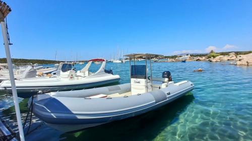 Schlauchboot und andere Boote in der Molo Moro in Porto Rotondo