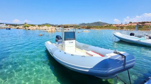 Schlauchboot im kristallklaren Wasser des Moro-Piers in Porto Rotondo