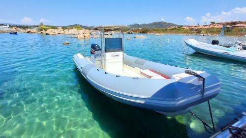 Schlauchboot am Molo Moro in Porto Rotondo festgemacht