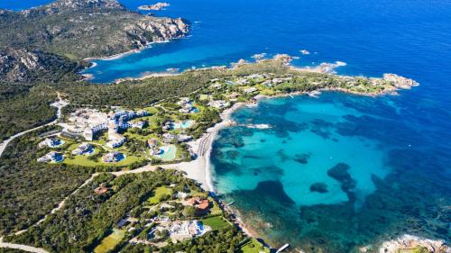 Luftaufnahme des Strandes Romazzino an der Costa Smeralda