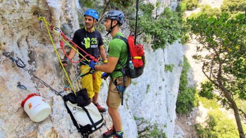 Guide et randonneur pendant la descente en rappel 