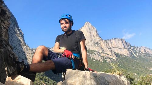 Junge und Panorama mit türkisem Meer Dauer Natur Ausflug