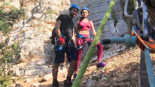 Coppia di escursionisti durante trekking nella natura del selvaggio Supramonte