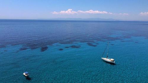 Barca a vela naviga nel mare cristallino del sud Sardegna