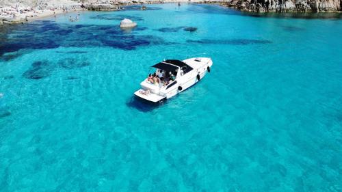 Vista dall'alto del motoscafo nell'Arcipelago di La Maddalena