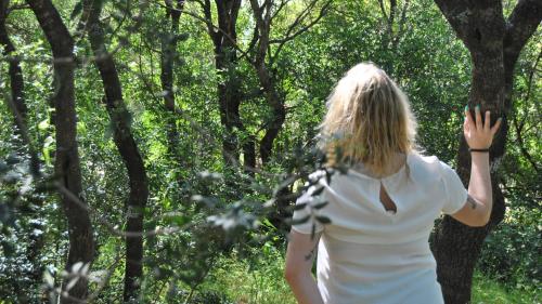 Une fille dans la nature, loin de la circulation, pour se reconnecter à son moi intérieur