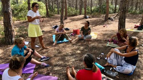 Groupe avec guide pendant une pause exercice dans la nature au nord-ouest de la Sardaigne