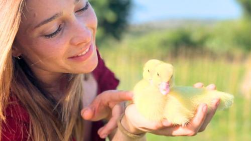 Ragazza e pulcino in una fattoria nel territorio di Olbia