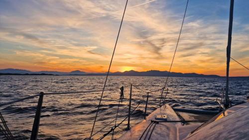 Sonnenuntergang vom Katamaran in Olbia