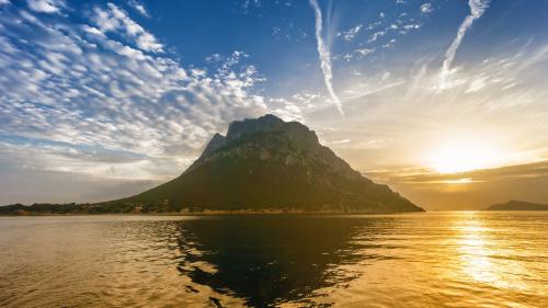 Die Insel Tavolara bei Sonnenuntergang