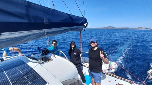 Persone a bordo del catamarano nel Golfo di Olbia 