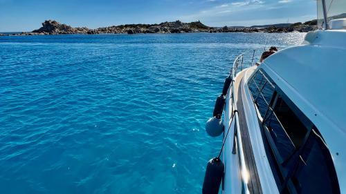 Das Äußere der Yacht und das Meer im Süden Sardiniens im Hintergrund