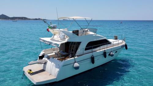 Poppa dello yacht mentre naviga nelle acque del sud Sardegna