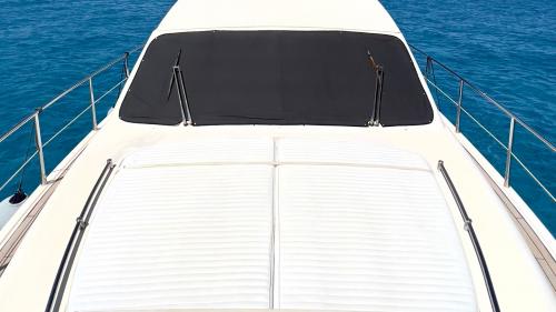 Sonnendeck der Yacht mit dem Meer im Süden Sardiniens im Hintergrund