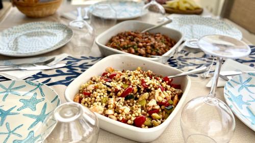 Fregola mit Meeresfrüchten, serviert an Bord während des Tagesausflugs an der Küste von Villasimius