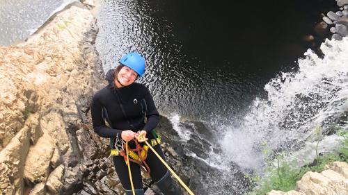 Escursionista durante tour guidato di canyoning a Piricanes