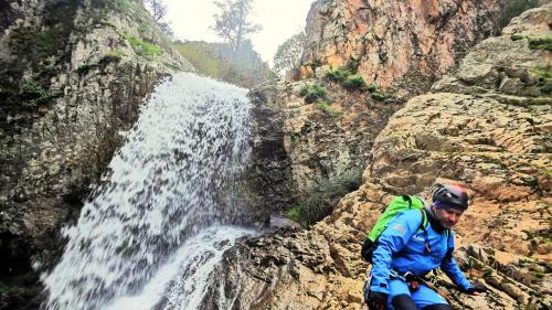 Turista visita le cascate Piricanes con guida