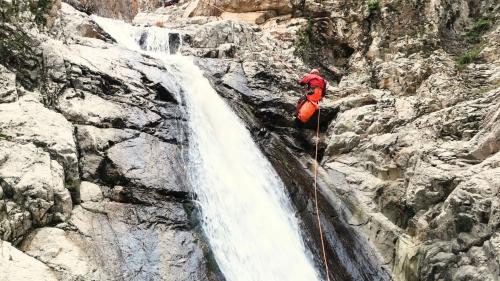 Rope descent of the Piricanes Falls with a guide