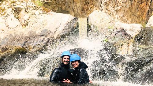 Escursionista durante tour guidato di canyoning a Piricanes