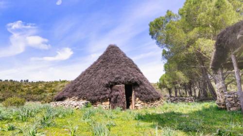 Cabaña tradicional sarda en el campo de Laconi