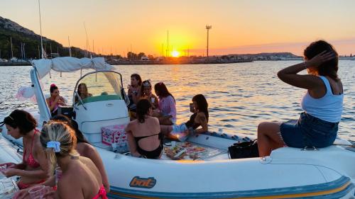 Persone a bordo del gommone durante il tour dolphin watching nel Golfo di Cagliari