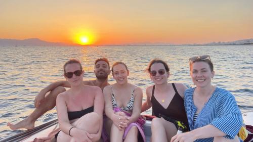 Giovani ragazzi durante il tour in gommone al tramonto nel Golfo di Cagliari