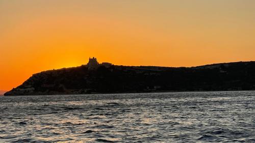 Die Sella del Diavolo vom Beiboot aus gesehen bei Sonnenuntergang