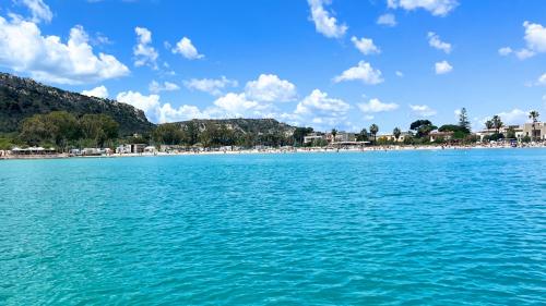 Spiaggia nel Golfo degli Angeli e mare cristallino