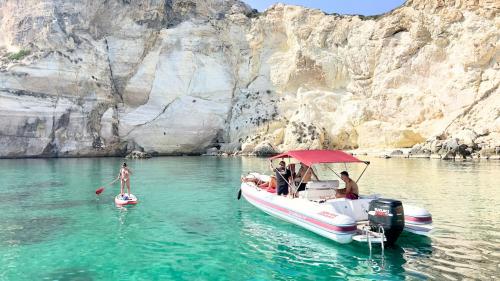 Schlauchboot mit Menschen an Bord im Golfo degli Angeli in Cagliari