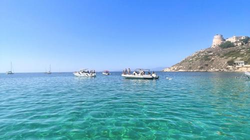 Kristallklares Wasser des Golfo degli Angeli an einem schönen Sonnentag