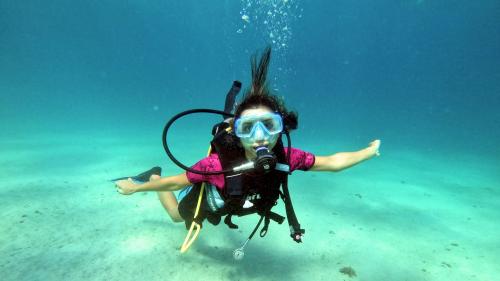 Kleines Mädchen beim Schwimmen im kristallklaren Wasser des Golfs von Cagliari