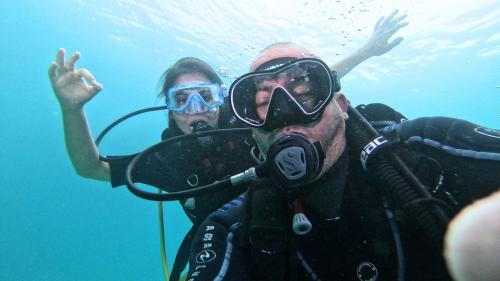 Deux personnes font de la plongée sous-marine dans le golfe des Anges