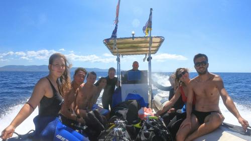 Persone a bordo del gommone mentre si preparano per fare l'immersione nel golfo di Cagliari