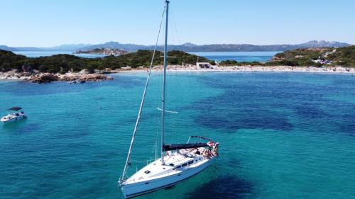 Barca a vela nelle acque cristalline dell'arcipelago di La Maddalena