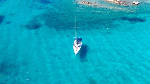 Aerial view of the bow of the sailboat from Cannigione