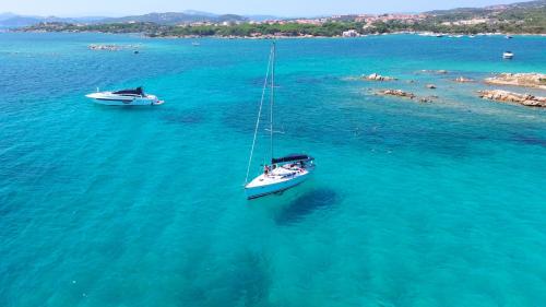 Barca a vela sosta al largo delle coste dell'Arcipelago di La Maddalena