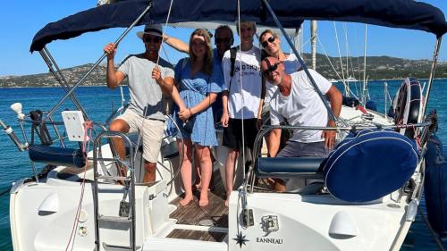 Persone a bordo della barca a vela durante l'escursione giornaliera nell'arcipelago di La Maddalena