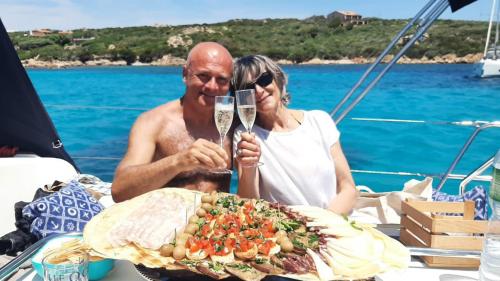 Begrüßungsgetränk an Bord während der Segeltour in den Gewässern von La Maddalena