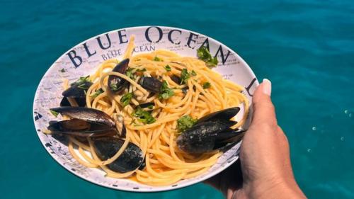 Plat de pâtes aux fruits de mer servi lors du déjeuner dans les eaux de l'archipel de La Maddalena