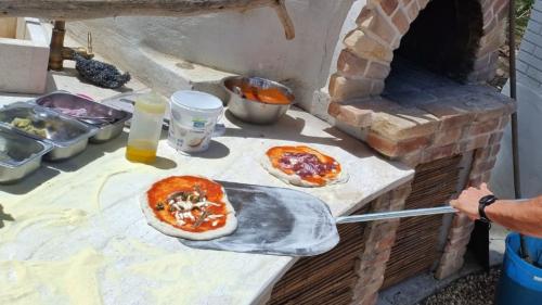 Pizzas listas para hornear durante un taller de pizzas en Sorso