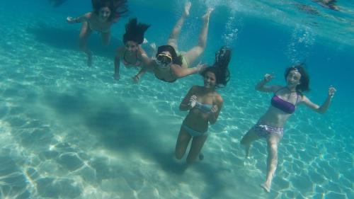 Groupe de jeunes filles dans les eaux cristallines du golfe d'Orosei