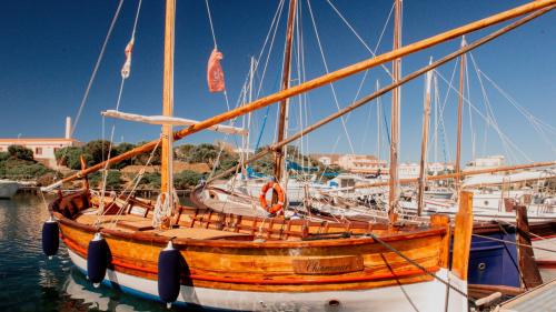 Lateinisches Segelboot im Hafen von Stintino