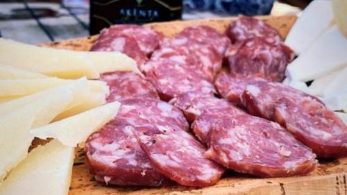 An aperitif of Sardinian cured meats and cheeses during the Asinara tour